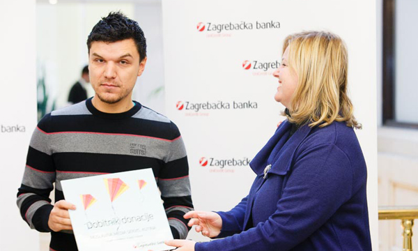 Osnivač projekta Hrvoje Hafner prima donaciju za Doniralicu od predstavnice Zagrebačke banke.
