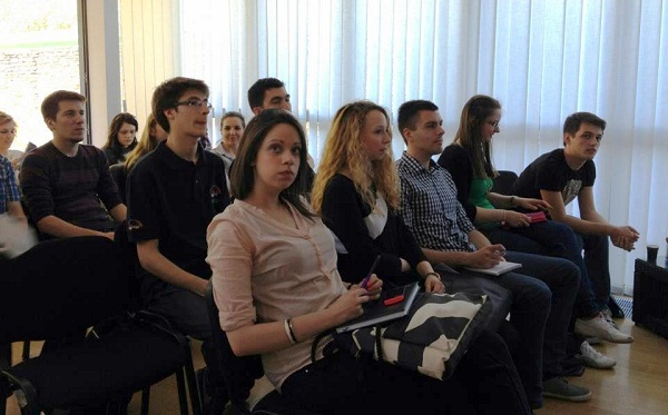 Studenti slušaju predavanja na Digital Marketing Challengeu.