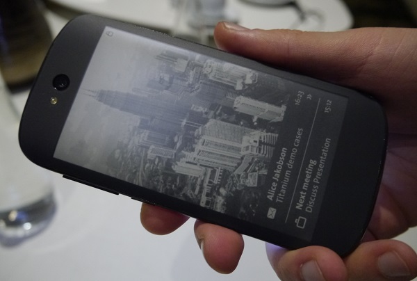 Svakodnevne radnje koje troše mnogo baterije, poput pregledavanja različitih feedova, preko EPD-a su mnogo štednije (slika: techcrunch.com)