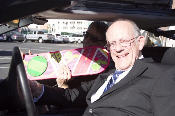 Christopher Lloyd, odnosno, Dr. Emmett Brown iz Povratka u Budućnost i Tony Hawk u DeLorianu. Predobro da bi bilo istinito. (Izvor: HUVr Twitter)
