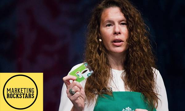 Samantha drži Starbucksovu poklon karticu