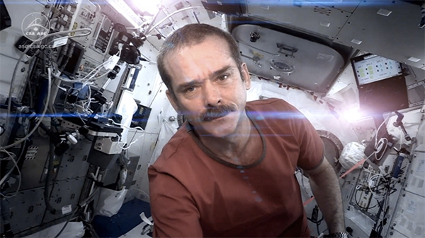 But first, let take a spacefie? Pukovnik Chris Hadfield u svemiru