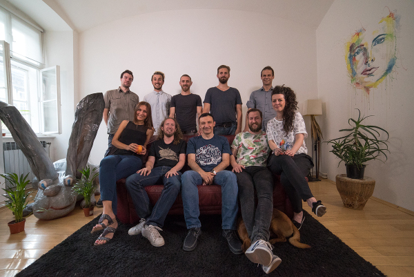 Tim koji stoji iza ove na prvi pogled jednostavne aplikacije sastoji se od 20-ak ljudi, a među njima su Marin Erceg, CEO i CCO (chief creator, idejni začetnik) Mario Mlakar, marketing Marin Huljev, CTO Pet Minuta, od prvog dana podržava, radi prototip Limun Studio, programeri Android, iOS i WP (u budućnosti) Jadran Kapital, investitor Dina Stambolija, dizajner Rational International, agencija za digital