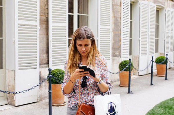 Mobilno je karika koja nedostaje između offline i onlinea. Primjer? Korisnici često surfaju dok kupuju u fizičkim trgovinama ne bi li doznali više o proizvodima.